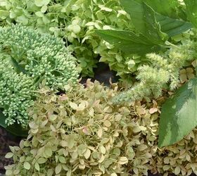 11 sencillos consejos para hacer arreglos florales por ti mismo, Hortensias verdes y plantas
