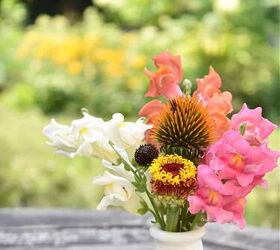 11 sencillos consejos para hacer arreglos florales por ti mismo, Arreglo floral en el patio trasero