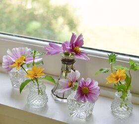 11 sencillos consejos para hacer arreglos florales por ti mismo, Flores en salero y pimentero vintage