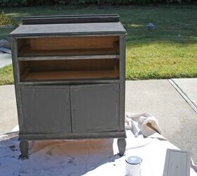 una vieja y destartalada cmoda convertida en aparador de exterior, pintura a la tiza Annie Sloan