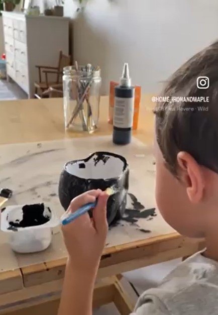 acrylic paint and baking soda vase, Applying the paint