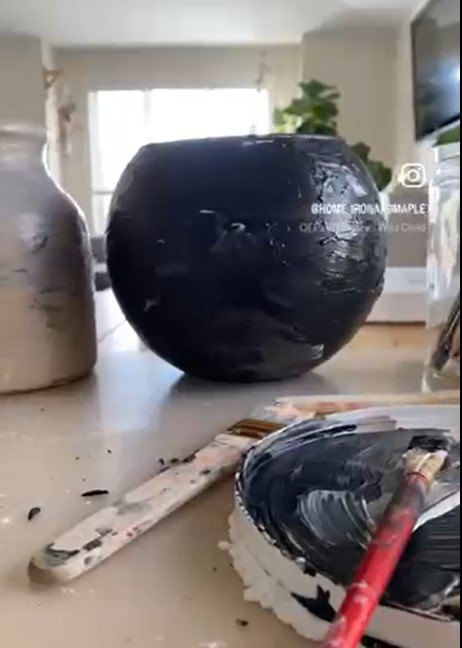 acrylic paint and baking soda vase, Applying paint