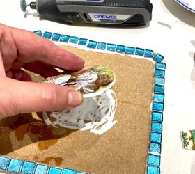 cmo hacer mosaicos con vajilla reciclada, Centro de mesa con pegamento