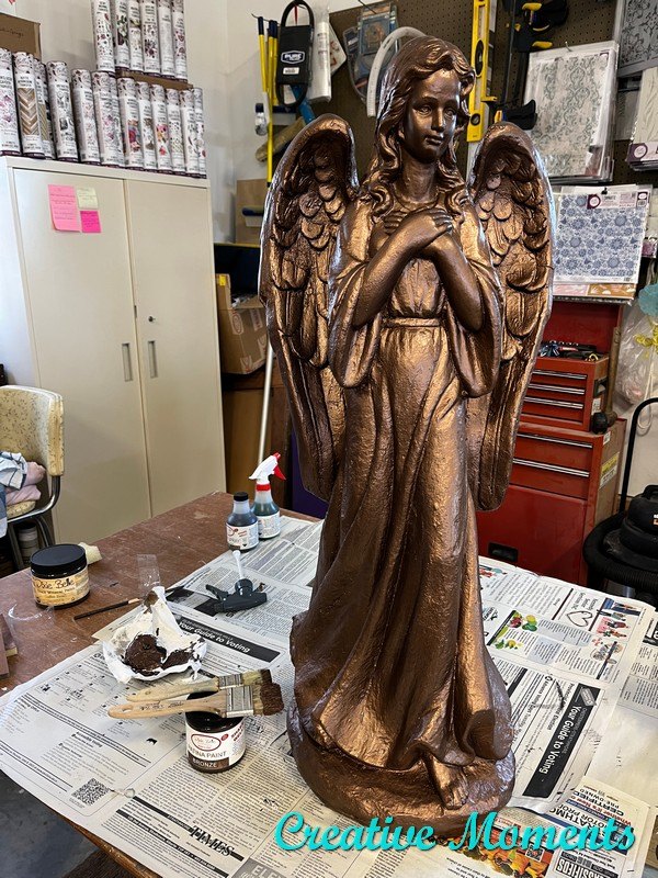 pintura de ptina para um anjo de jardim desgastado