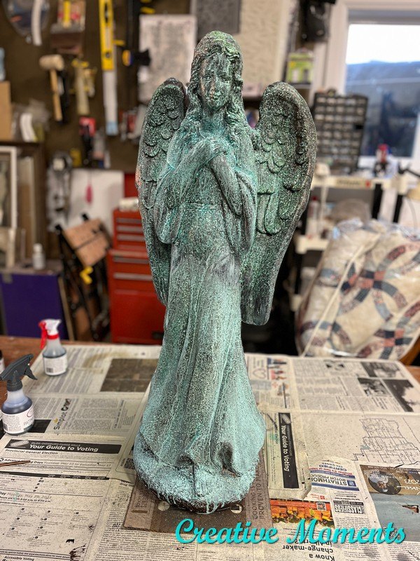 pintura de ptina para um anjo de jardim desgastado