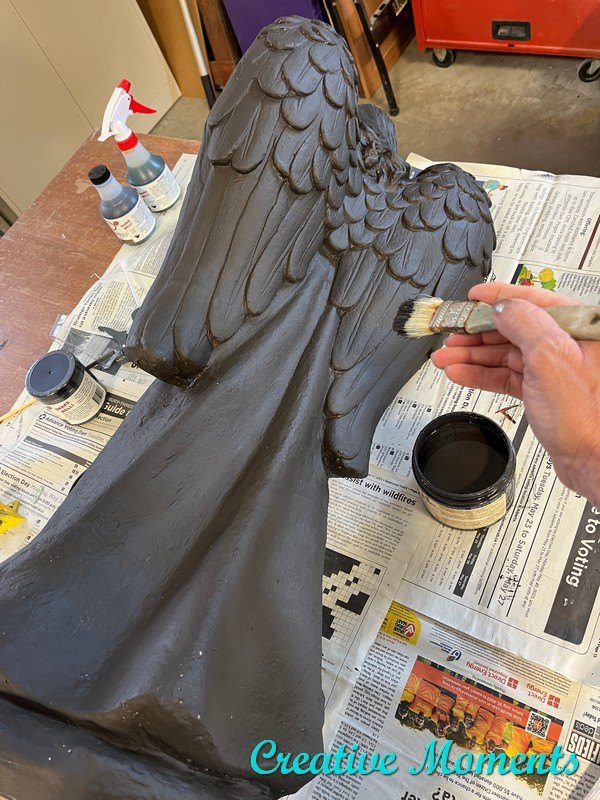 pintura de ptina para um anjo de jardim desgastado