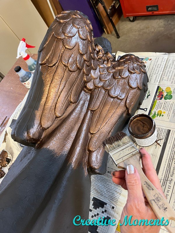 pintura de ptina para um anjo de jardim desgastado
