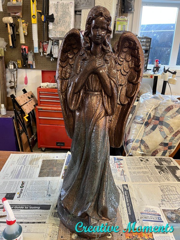pintura de ptina para um anjo de jardim desgastado
