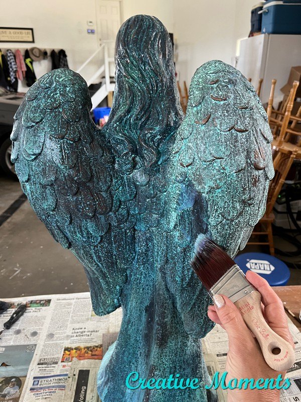 pintura de ptina para um anjo de jardim desgastado