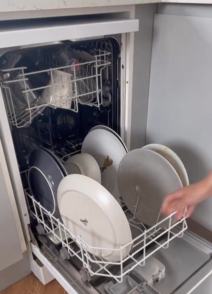 daily cleaning checklist, Loading the dishwasher