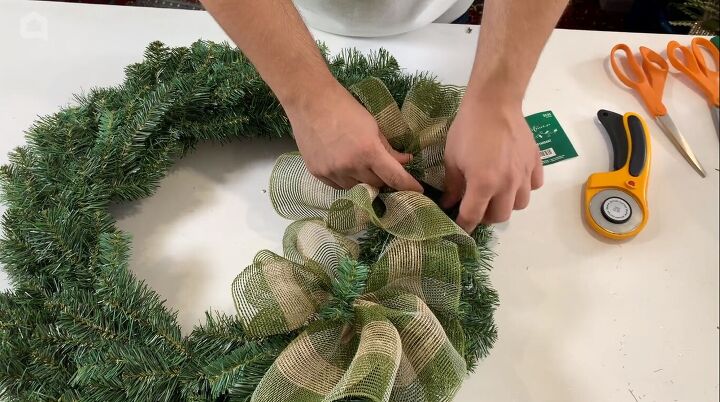 Arranging the mesh on the wreath