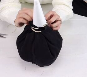 Tying the fabric with a rubber band