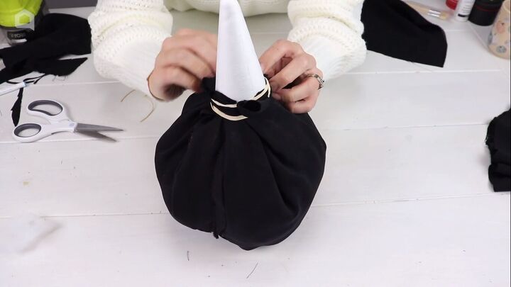 Tying the fabric with a rubber band