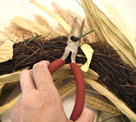 cmo hacer una corona de trigo otoal fcil de hacer, Recortar con alicates de corte de alambre