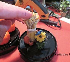 dos miniaturas otoales con claveles pequeos