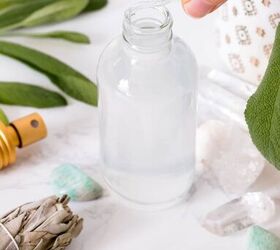 diy spray de salvia para limpiar tu casa, C mo hacer spray de limpieza vertiendo agua en la botella de spray