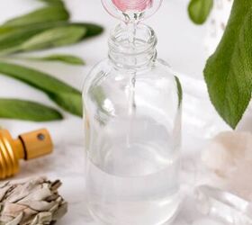 diy spray de salvia para limpiar tu casa, C mo hacer la receta de spray limpiador vertiendo aceite esencial de salvia en la botella de spray