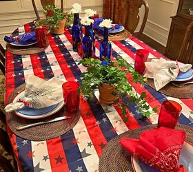 cmo hacer un divertido rojo blanco azul tablescape, La mesa roja blanca y azul decorada con pa uelos rojos blancos y azules botellas azules y hiedra verde Tan alegre y festivo