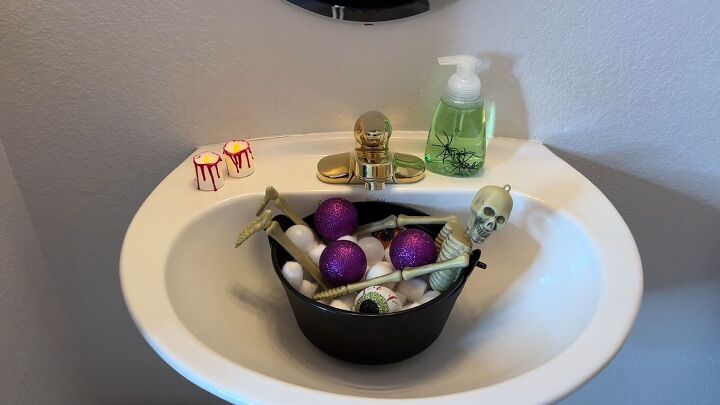Scary Halloween bathroom ideas