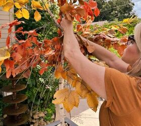 cmo hacer un impresionante rbol de otoo de imitacin diy que parece real, C mo hacer un impresionante rbol de oto o de imitaci n DIY que parece real mujer insertando hojas preservadas en un tronco de rbol para hacer un rbol de oto o de imitaci n