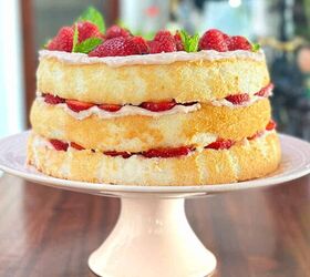 cmo hacer un impresionante rbol de otoo de imitacin diy que parece real, Layered Angel Food Cake with Cream Cheese Frosting pastel de ngel en capas con glaseado de queso crema y bayas frescas