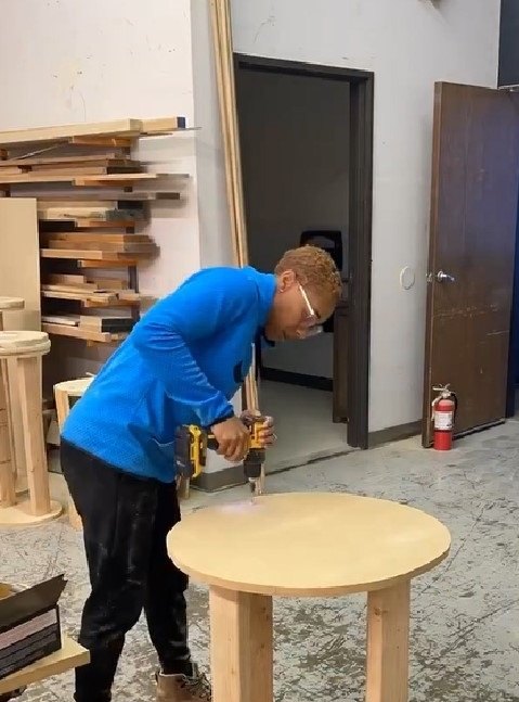 diy round table base, Attaching the top round piece to the legs