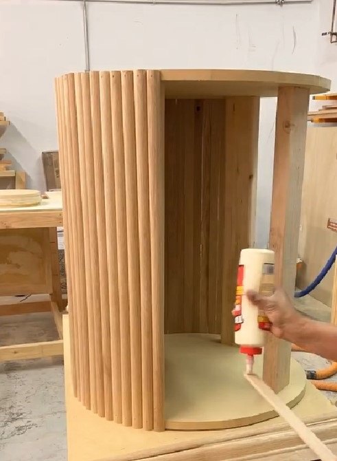 diy round table base, Applying wood glue