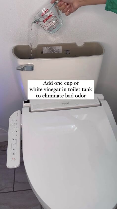 how to make a bathroom smell good, Putting white vinegar in the toilet tank