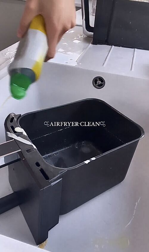 how to clean air fryer, Cleaning an air fryer tray