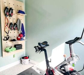 cmo hacer una pared de tablones de clavijas de gran tamao, gimnasio en casa con paredes verdes bicicleta de pelot n a la derecha pared de tableros de clavijas a la izquierda con material de entrenamiento