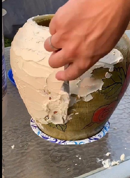 diy textured vase, Applying joint compound