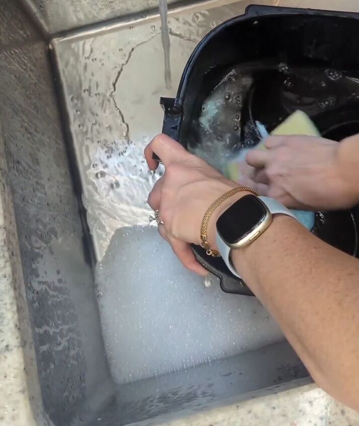 diy soft scrub, Scrubbing the bottom basket of the air fryer