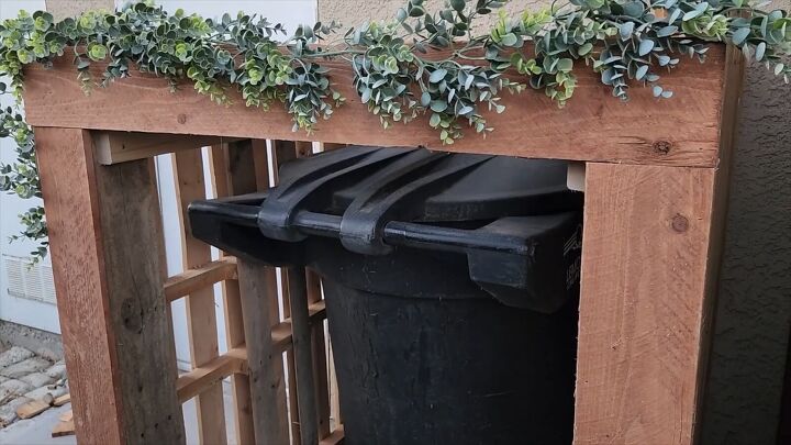 Pallet wood project: Hide outdoor trash cans