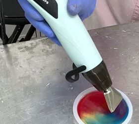 resina paso a paso cmo colorear posavasos vdeo, Utilizando la mini pistola de calor Resiners para mostrar c mo mezclar los colores de la resina