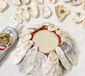 cmo hacer un portavelas de concha de ostra, Colocaci n de las conchas de ostra medianas en la tapa con adhesivo