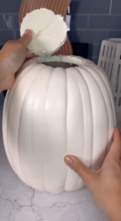 Cutting the pumpkin