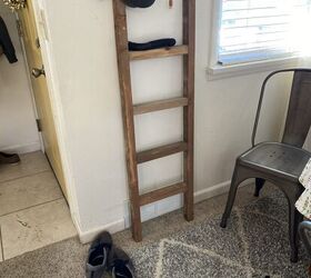cmo transformar habitaciones con este sencillo diy escalera colgante, Una escalera de manta de madera maciza