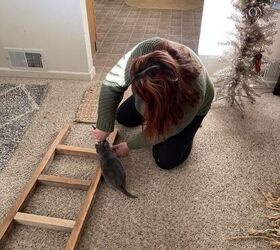 cmo transformar habitaciones con este sencillo diy escalera colgante, Peque o gatito junto a una mujer y una escalera de madera