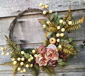 una corona de otoo fcil de hacer de 3 formas diferentes, Una corona de oto o con rosas y bayas WildflowersAndWanderlust com