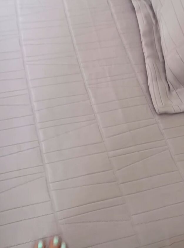 Crease-free clothes or bedding