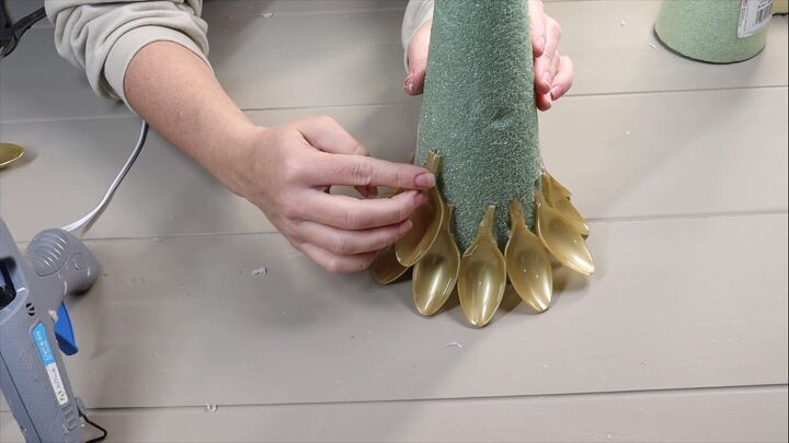 How to Make a Cute Plastic Spoon Christmas Tree in 5 Steps | Hometalk