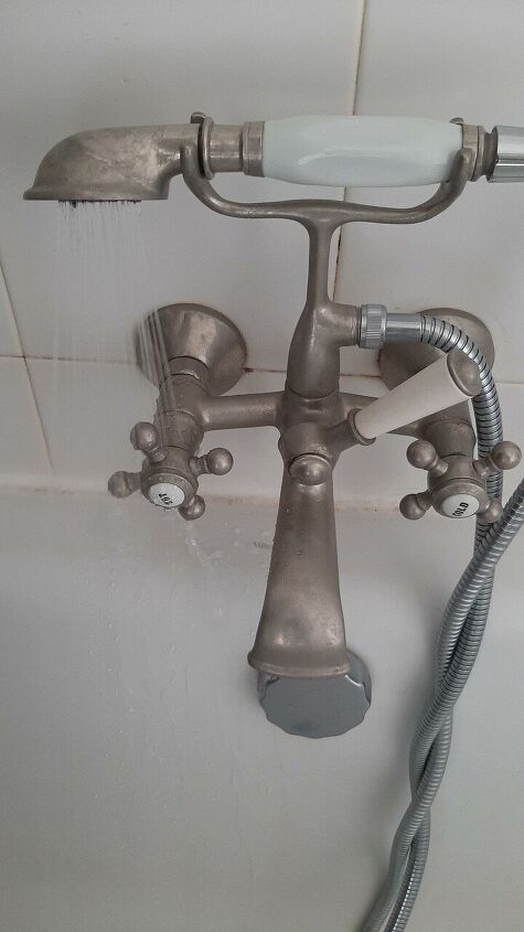 why do i have fluctuating water pressure from my bath tap