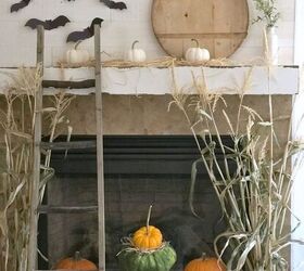 cmo crear sorprendentemente simple artesana de halloween, Simple acitvivity murci lagos de papel sobre la chimenea con calabazas y escalera