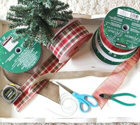 consejos fciles para decorar el rbol de navidad, Los lazos de cinta son una idea barata y f cil para convertir tu rbol de Navidad en una obra maestra