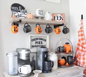 minimalista de halloween ideas de decoracin, Vista lateral de la barra de caf de Halloween con Hey Boo signo