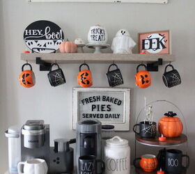 minimalista de halloween ideas de decoracin, Vista completa de la se al de Hey Boo en la barra de caf