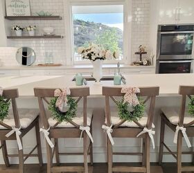 guirnalda fcil de respaldo de silla diy perfecto para el otoo, Casa de playa cocina blanca con sillas de la isla gris