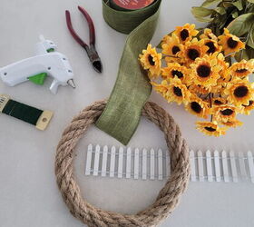 guirnalda fcil de respaldo de silla diy perfecto para el otoo, Materiales para la corona de girasoles en el respaldo de una silla incluyendo una corona de cuerda mini valla de piquetes mini girasoles y cinta verde