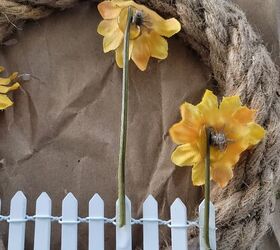 guirnalda fcil de respaldo de silla diy perfecto para el otoo, Pegar los girasoles a la corona