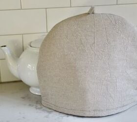 cmo coser un tea cozy patrn gratuito, tea cozy delante de la tetera blanca